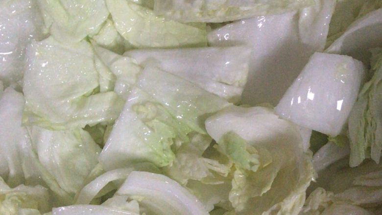 韩国泡菜
,这些配料都是一颗白菜的量！！！首先把白菜洗净，切成一小块的，不用太小了