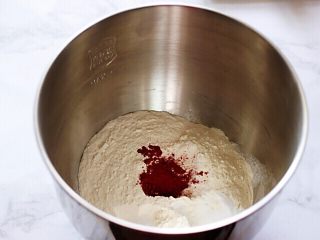 十味  猪肉大葱饺子,把中筋面粉和红曲粉称重后倒入厨师机的桶里。