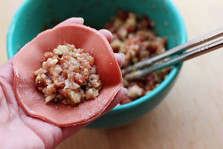 十味  猪肉大葱饺子,把调制好的馅料放入饺子皮里。
