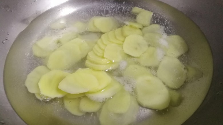 早歺配菜~素炒山药土豆片,锅里烧水烧开后，放入土豆片焯八分熟。