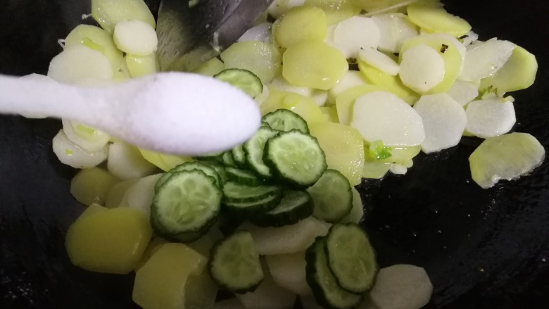早歺配菜~素炒山药土豆片,然后放一小勺盐。