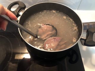超簡單🐽鮮嫩薑絲豬肝湯,用滾水燙豬肝 約5分鐘