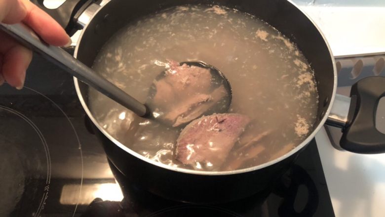 超簡單🐽鮮嫩薑絲豬肝湯,用滾水燙豬肝 約5分鐘