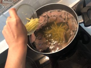 超簡單🐽鮮嫩薑絲豬肝湯,這個步驟的圖有錯！
將薑絲、蔥花倒入湯水中滾煮約5分鐘
再將豬肝倒入
