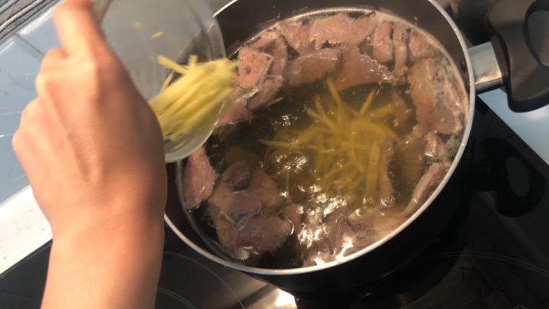 超簡單🐽鮮嫩薑絲豬肝湯,這個步驟的圖有錯！
將薑絲、蔥花倒入湯水中滾煮約5分鐘
再將豬肝倒入
