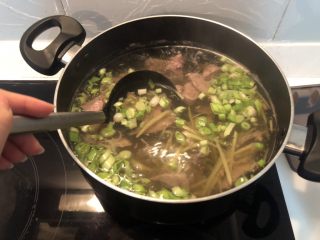 超簡單🐽鮮嫩薑絲豬肝湯,關火、讓豬肝在熱水中泡10分鐘至全熟
即可享用