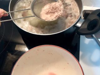 超簡單🐽鮮嫩薑絲豬肝湯,先將渣渣除掉，再將豬肝取出