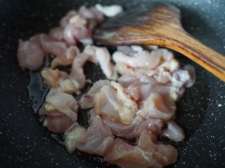 十味  咖喱鸡肉饭,锅里热油后放入鸡肉炒