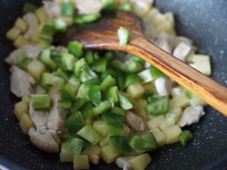 十味  咖喱鸡肉饭,土豆粒炒出香味后放入青椒粒炒
