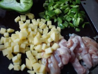 十味  咖喱鸡肉饭,鸡腿肉切成小块，土豆去皮切小方块，青椒切小方块