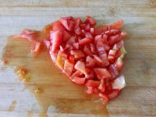 十味  番茄鸡蛋饼,西红柿去皮切小丁。
