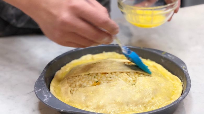 南瓜炖饭万圣节派,蛋液均匀涂抹在派皮上 放入烤箱烤25分钟