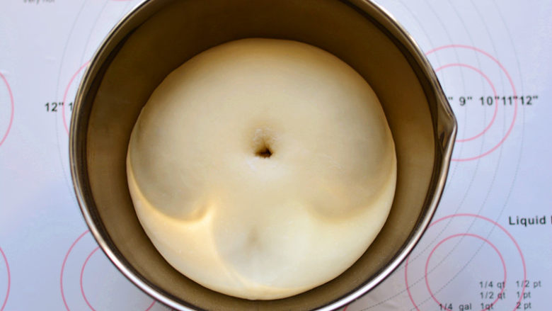 日式红豆饼,面团发酵到1.5-2倍大，手指沾面粉戳一个洞，不回缩、不塌陷，发酵完

成。
