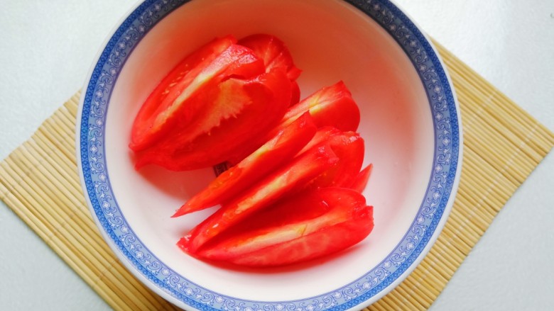 中国风意面,西红柿切片备用