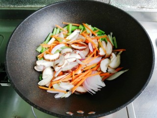 中国风意面,锅中入油预热，放入改刀后的蔬菜