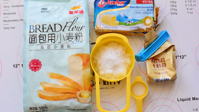美式牛肉汉堡,准备好面包的所有材料,此次用到的金龙鱼烘焙粉是2018年中国国际家庭私房烘焙大师赛官方指定烘焙粉
