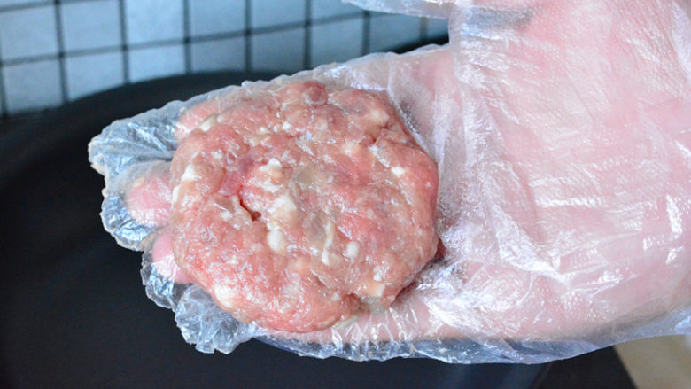 美式牛肉汉堡,肉馅拿出来用手做成圆片状
