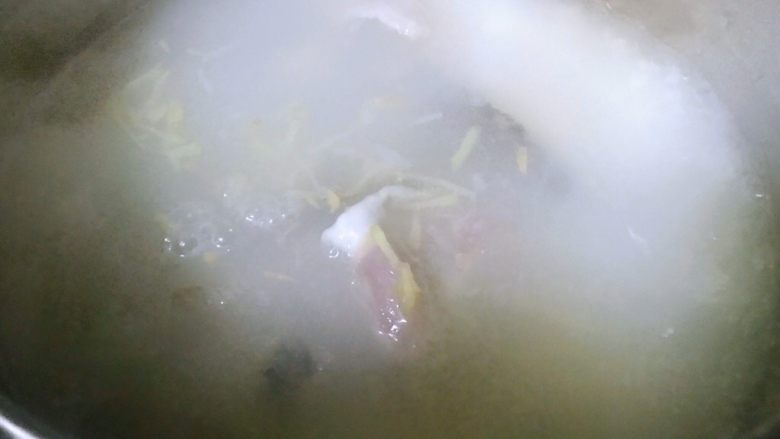 生滚鱼片粥,放入生鱼片要不时轻轻的搅拌防止粘锅