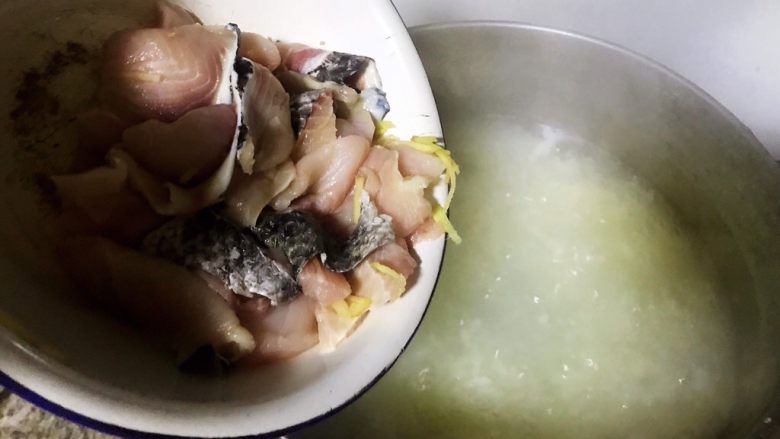 生滚鱼片粥,将入味的生鱼片倒入米粥中火煮三分钟