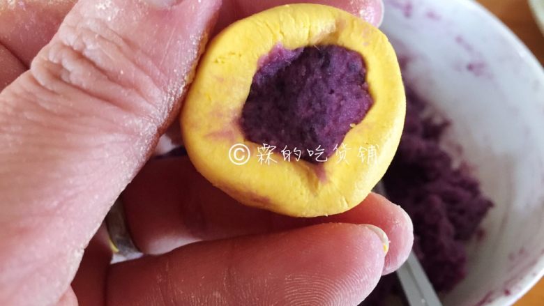南瓜紫薯球,取适量南瓜糯米团，先揉成圆球，然后在中间捏个洞出来，放入紫薯馅（手法和包汤圆一样）