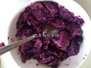 南瓜紫薯球,同样，紫薯去皮、蒸熟，捣成泥