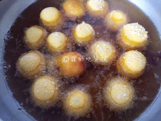 南瓜紫薯球,油锅烧至五、六成热，把南瓜球放入，小火慢炸，熟了南瓜球自己会浮起