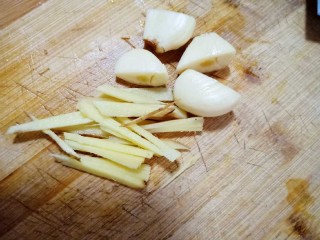 十味  奶白鲫鱼豆腐汤,1、大蒜切开，生姜切丝。