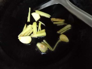 十味  奶白鲫鱼豆腐汤,4、锅烧热放油，下姜丝和大蒜