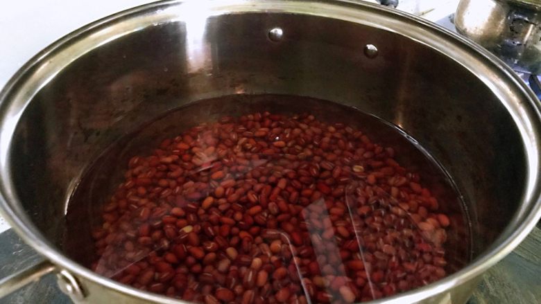 十味  好蜜豆，自己做,锅里放入清水，大火煮开后放入红豆，再煮开后调至小火慢慢煮。