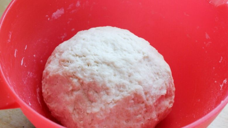 十味 多汁猪肉煎饺,再加些冷水，约20-50克，揉成湿软的面团，不见干粉就行，静置15分钟。