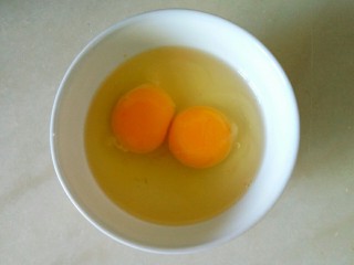 菠菜鸡蛋馅窝窝头,鸡蛋打入碗里