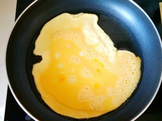 菠菜鸡蛋馅窝窝头,锅烧热，加入食用油，在到入鸡蛋液