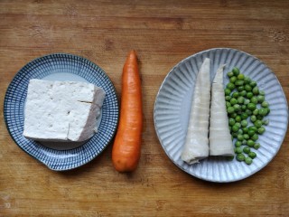 十味 八珍豆腐,准备食材。囡姐今天做的是素八珍，胡萝卜洗净去皮，青豆提前解冻。