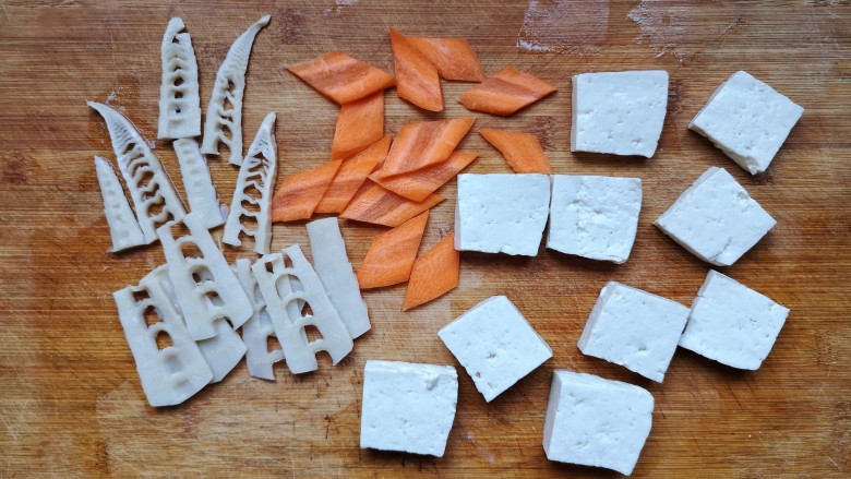 十味 八珍豆腐,笋先切段再切片，胡萝卜切菱形片，豆腐切成4厘米大小0.5厘米厚的方片（大概就行）。