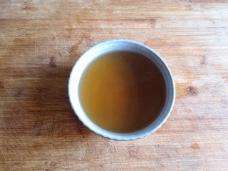 十味 八珍豆腐,泡发菌菇的水澄清一碗留出备用。