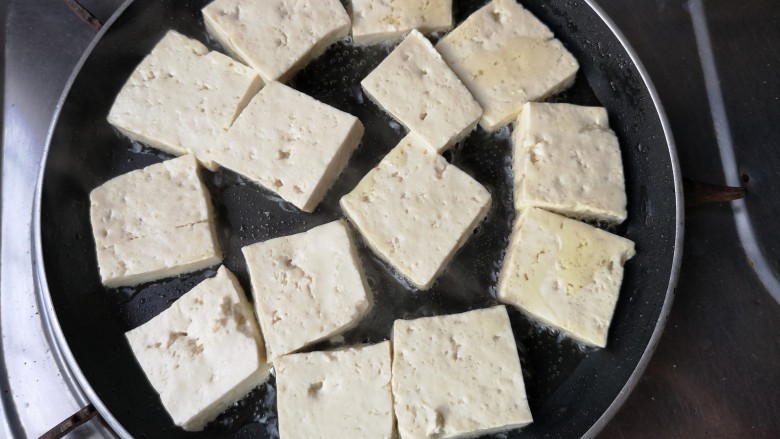 十味 八珍豆腐,平底不粘锅烧热，多下点油，把豆腐摆入，中小火慢煎。