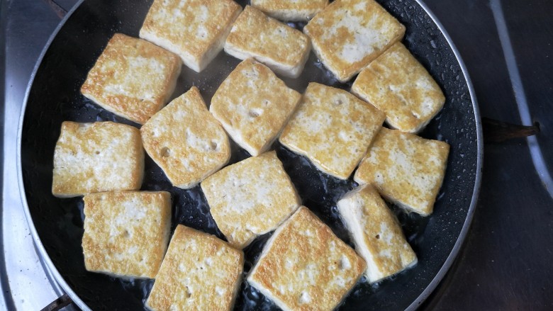 十味 八珍豆腐,煎至一面金黄，然后翻面煎另一面。
