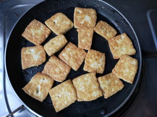 十味 八珍豆腐,煎至两面都金黄焦脆后，盛出待用。
