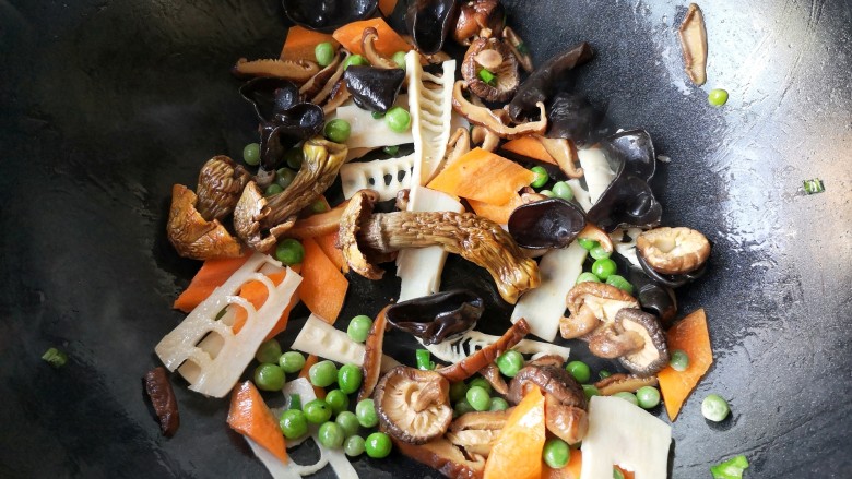 十味 八珍豆腐,把除豆腐外的蔬菜一起下锅翻炒一下。