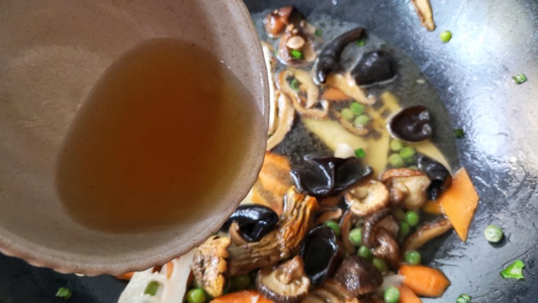 十味 八珍豆腐,加入留出的那碗泡发菌菇的水。