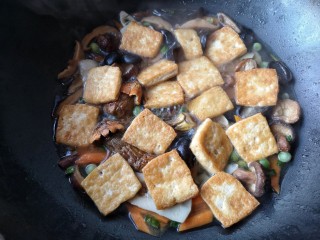十味 八珍豆腐,大火煮开后加入煎好的豆腐。