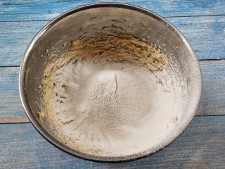 花生酱饼干,筛入低筋面粉和小苏打