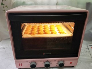 花生酱饼干,放入预热好的烤箱中170°，中层烤20分钟左右，具体时间看各家烤箱脾气调整