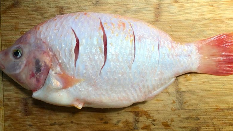 红烧鱼,把鱼清洗干净，在鱼俩面划上几刀，方便入味。