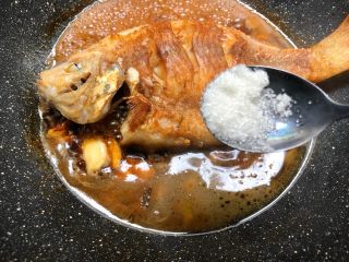 红烧鱼,炖至汤汁剩一半的时候，放入3g白糖，3g鸡精调匀，继续小火炖。