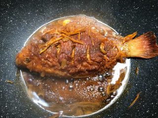 红烧鱼,待汤汁快干的时候就可以出锅了。