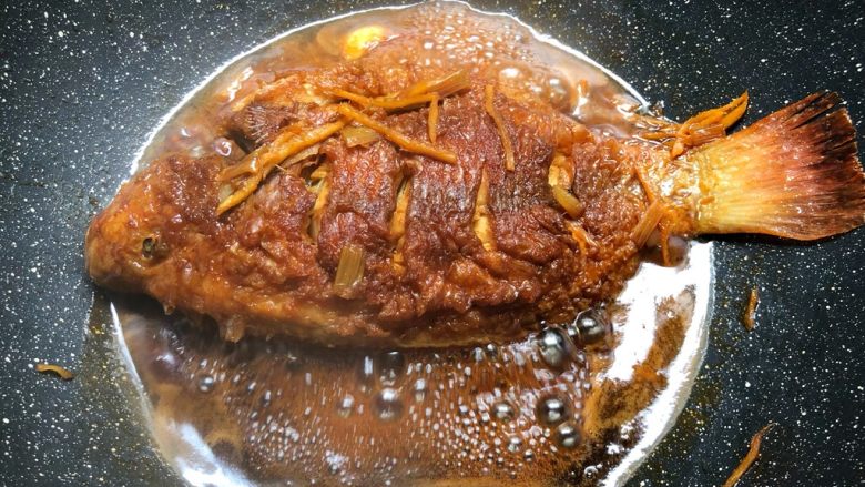 红烧鱼,待汤汁快干的时候就可以出锅了。