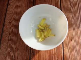 秋日营养牛肉菌汤,然后切点姜丝。