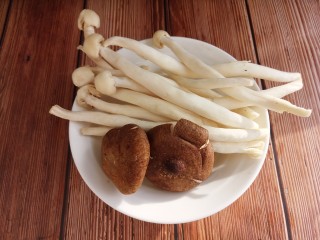 秋日营养牛肉菌汤,准备好蟹味菇和香菇。