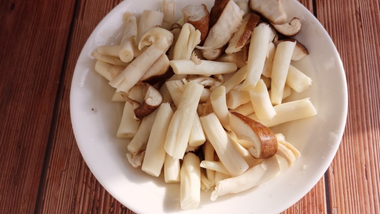 秋日营养牛肉菌汤,再把蟹味菇和香菇切成块。